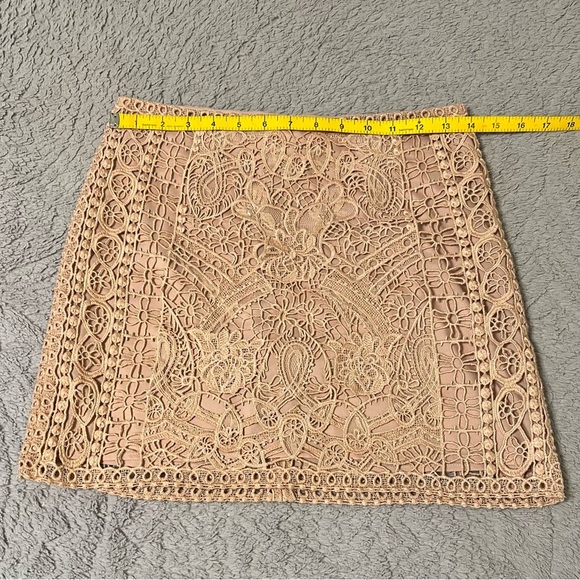 Club Monaco lace overlay mini skirt. - Picture 3 of 7